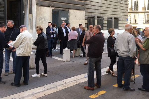 Dès 8H00 ce matin, les premiers amis, soutiens et salariés se sont rassemblés devant le tribunal de commerce de Marseille pour la dernière audience de "La Marseillaise" 