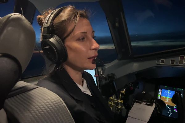 À 43 ans, Catherine vient d'être nommée commandante sur ATR après avoir été copilote sur Air Corsica depuis 2008.