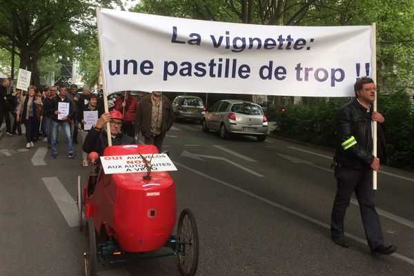 Une vingtaine de manifestants ont défilé ce matin contre les mesures selon eux discriminatoires à l'encontre des automobilistes