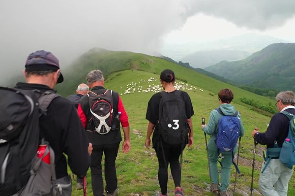 Sur le GR10 les passionnés admirent un paysage changeant selon les saisons.