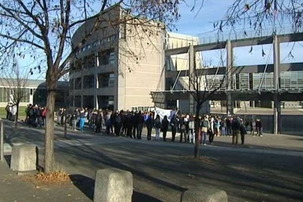 Lundi, les élèves du lycée Lafayette de Clermont-Ferrand étaient dans la rue. Ils ont bloqué tous les accès de l'établissement. En signe de protestation contre le regroupement annoncé avec le lycée Vercingétorix de Romagnat.