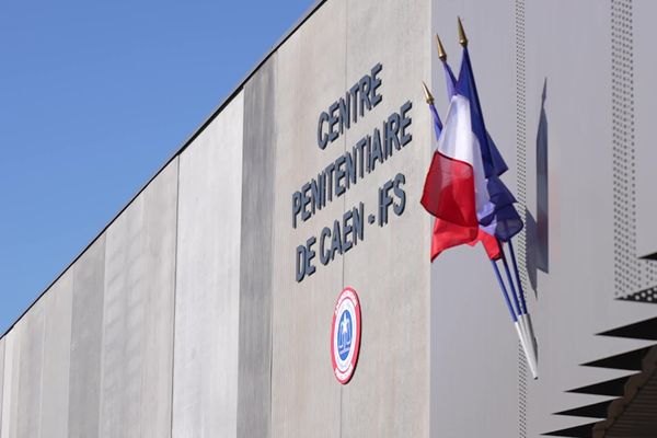 Le nouveau centre pénitentiaire de Caen-Ifs ouvrira officiellement en novembre 2023.