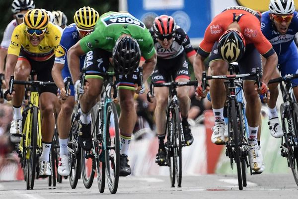 Le Slovaque Peter Sagan sprinte dans les derniers mètres pour devancer l'Italien Sonny Colbrelli et le Belge Philippe Gilbert sur la 5e étape du Tour de France 2018, entre Lorient et Quimper le 11 juillet 2018.
