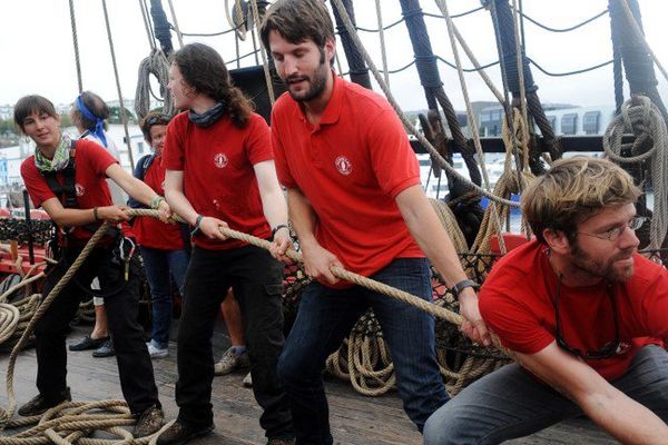 Les gabiers à la manoeuvre sur l'Hermione.