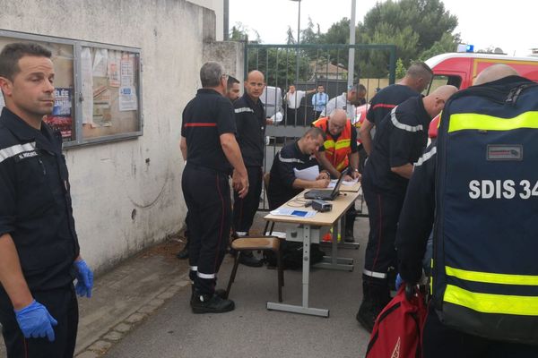 Les sapeurs-pompiers de l'Hérault lors de l'intervention à l'école primaire Pélisson à Béziers pour l'effondrement d'un faux plafond - 29 mai 2018.  Depuis, les plafonds de toutes les écoles de la ville ont été inspectées