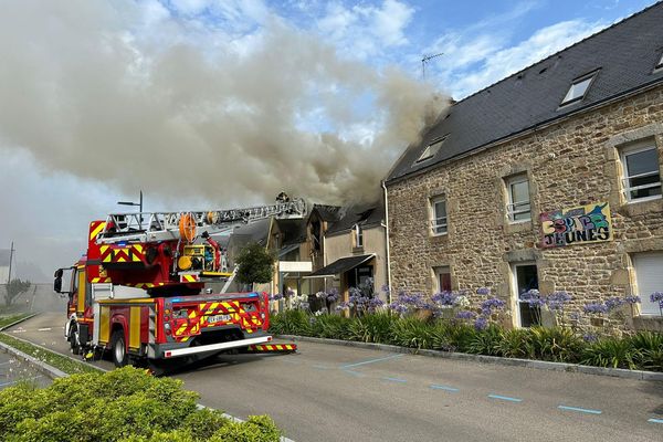 40 pompiers ont été dépêchés sur cet incendie meurtrier à Belz dans le Morbihan.