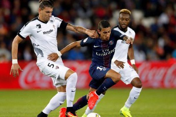 Le Parisien Angel Di Maria lutte pour la balle avec le Messin Guido Milan dimanche 21 août 2016, au Parc des Princes.