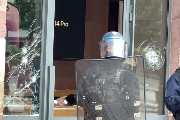 Plusieurs commerces ont été vandalisés vendredi dans le centre de Strasbourg