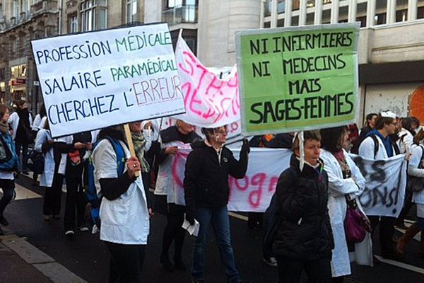 Une centaine de sages-femmes a manifesté dans les rues de Rouen ce mardi 19 novembre.