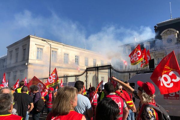 Plusieurs syndicats ont appelé à la mobilisation ce mardi 18 octobre, notamment pour la hausse des salaires, comme ici à Bourg en Bresse, devant la préfecture.