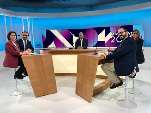 Débat Législatives 2024 sur la 1ʳᵉ circonscription de la Gironde. De gauche à croite : Céline Papin (Nouveau Front Populaire), Thomas Cazenave ( Renaissance), Nicolas Morin (présentateur France 3 Aquitaine), Bruno Paluteau (Rassemblement National) et Virginie Tournay (Reconquête !).