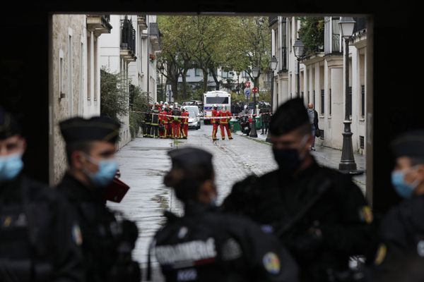 Les policiers sécurisent la rue des anciens locaux de Charlie Hebdo après une attaque au couteau le 25 septembre 2020. 