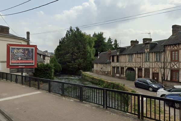 Situé au bord du Cailly dans le centre ville de Maromme, le panneau publicitaire a obtenu le titre de "Panneau en danger" dans le palmarès de la "France moche 2024" établi par l'association Paysages de France.