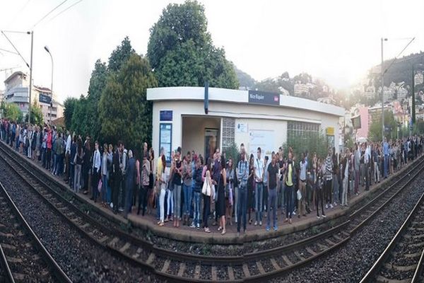 Photo panoramique de la gare de Riquier, bondée à l'heure de pointe ce jeudi.