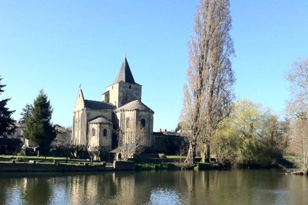 Le chevet de l'église de Jazeneuil dans la Vienne.