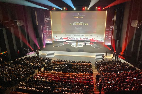 La cérémonie du guide Michelin a eu lieu au palais des congrés de Tours pour sa troisième session délocalisée. Les étoiles étaient auparavant remises à Paris.