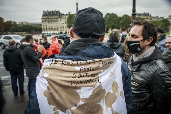 Des professionnels de la restauration rassemblés devant l'hôtel des Invalides, dimanche à Paris, à l’appel du collectif "Restons ouverts".