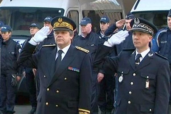 Comme à Auxerre, dans l'Yonne, une minute de silence a été observée à 11 heures dans les commissariats de France mardi 13 janvier 2015,