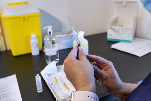 Des infirmières préparent les seringues avec le vaccin pour vacciner plusieurs personnes en même temps. Montpellier, 15 avril 2021.