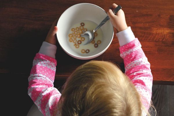 Une fillette prend son petit-déjeuner. Photo d'illustration. 