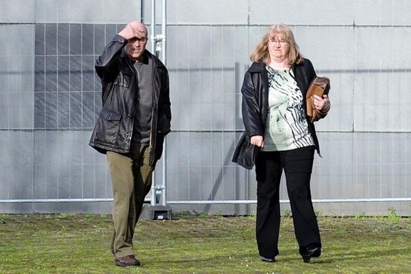 Gilles et Michèle Patron à leur arrivée à la Cour d'Assises de Loire-Atlantique le 28 mars 2014, où le père d'accueil de Laetitia et Jessica Perrais comparaissait libre pour viol et agressions sexuelles, il a été condamné à 8 ans d'emprisonnement à l'issue de l'audience pour viols et agressions sexuelles