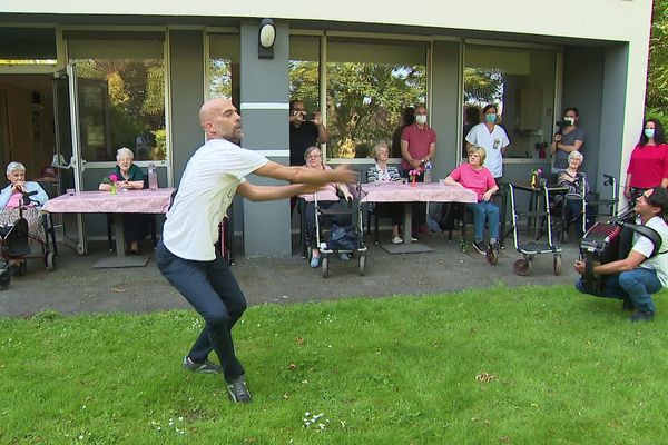 Le chorégraphe du CCN a dansé devant les personnes âgées dans cet EHPAD de Roubaix