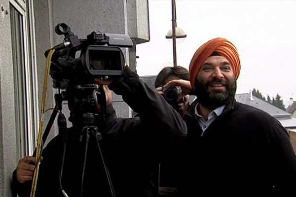 Vivek Pal Singh est depuis l'an dernier conseiller municipal de Condé-sur-Vire dans la Manche. Une équipe de la télé indienne réalise un reportage sur son histoire.