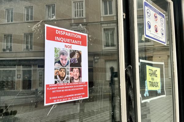 Guillaume Chardron a collé des affiches un peu partout dans Rouen dans l'espoir de retrouver son fils Noé.