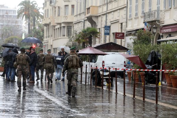 Un homme arme, suspecte d'avoir tue deux SDF, interpelle près du marché de Noël à Nice.