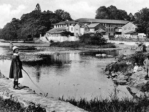 Au Palais-sur-Vienne (Haute-Vienne), on fabriquait du caoutchouc pour les imperméables, semelles et pneumatiques.