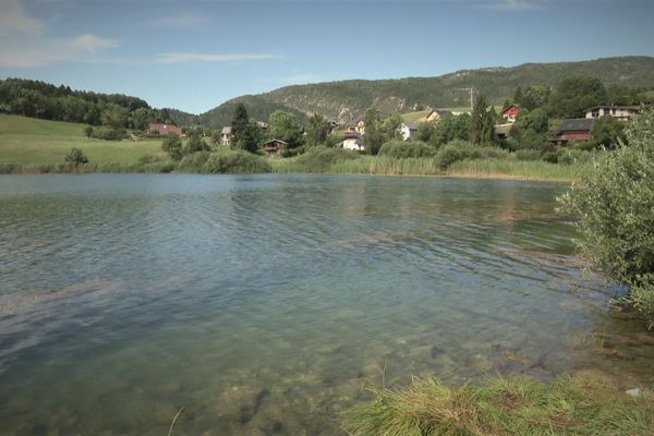 Le lac de La Thuile, en Savoie, attire toujours plus de touristes, pas toujours très respectueux des lieux