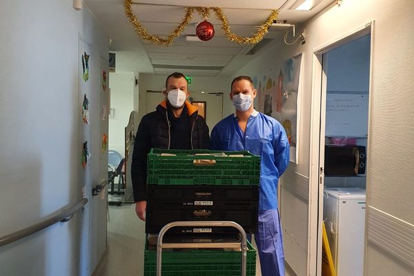 Le patron de la société "Playgones" livrant ce matin les 39 plateaux repas de Noël au docteur Arnaudon, du service réanimation de l'hôpital Pierre Oudot de Bourgoin-Jallieu