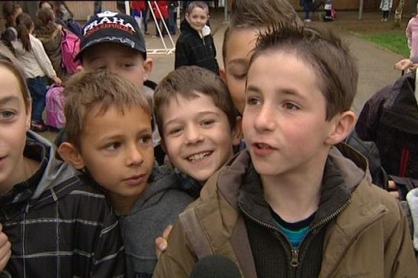 Dans l'incendie, certains enfants ont perdu livres, cahiers et trousses. Ils sont heureux de retrouver l'école.