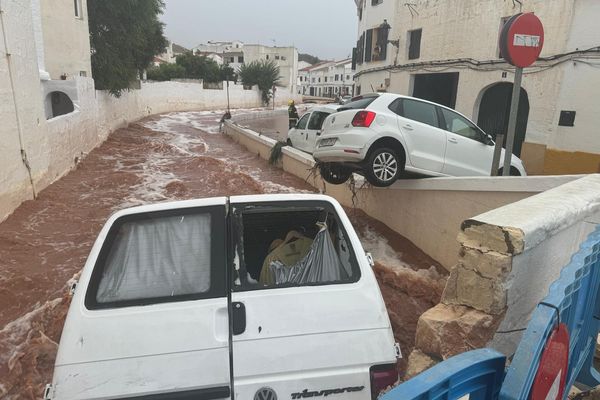 Le torrent de boue a emporté sur son passages les voitures de la commune de Mercadal, sur l'île de Minorque, aux Baléares, jeudi 15 août 2024.