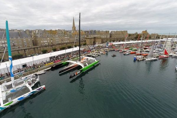 Saint-Malo vit au rythme du départ de la Route du Rhum et les bateaux attendent de larguer les amarres.