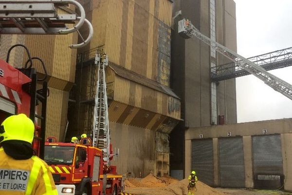 Un incendie s’est déclaré dans un séchoir à grains situé dans la zone industrielle Nord de Chalon-sur-Saône, en Saône-et-Loire, mercredi 10 décembre 2014. 