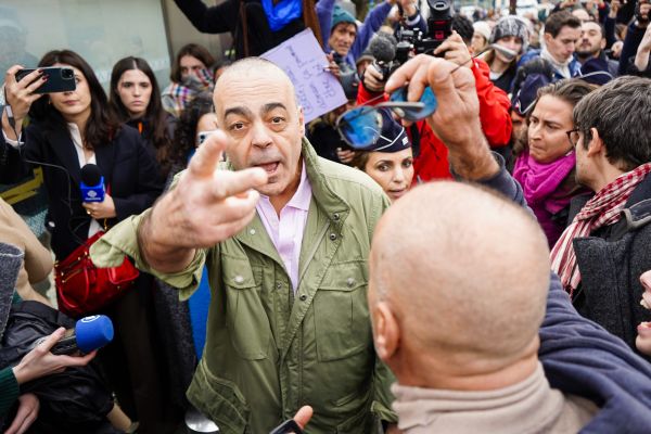 Christophe Bruschi, l'avocat de l'un des 51 accusés du procès des viols de Mazan, devant le palais de justice d'Avignon, le jeudi 19 décembre, s'adresse à des militantes féministes.