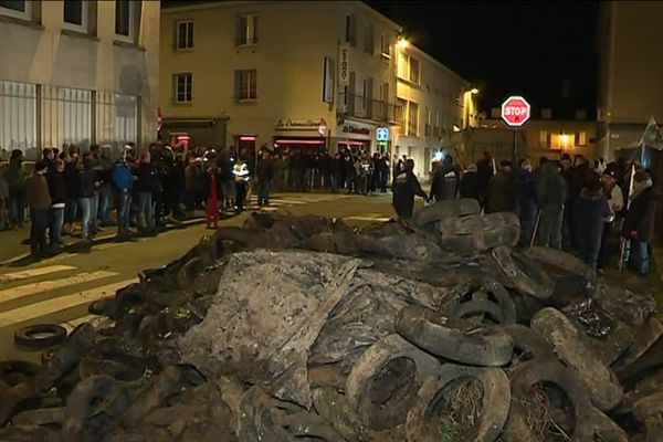 Les agriculteurs de la FDSEA et des JA de la Manche ont déversé des détritus devant les grilles de la préfecture à Saint-Lô ce jeudi 21 février 2018