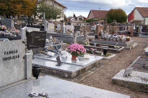 Au cimetière intercommunal de Saint-Germain en Haute-Saône, au moins 25 statues ont été dérobées.