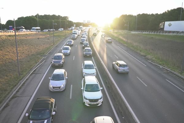 Les chauffeurs VTC ont organsé une opération escargot à l'entrée Est de Montpellier, entre le Zénith de Montpellier et le Corum pour  dénoncer la dégradation de leurs conditions de travail.