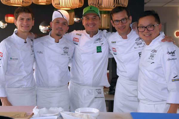 Au centre avec sa casquette verte, Thibault Latour, cinquième au championnat de France de sushi 2019 et chef du Wasabi Sushi Bar à Nîmes.