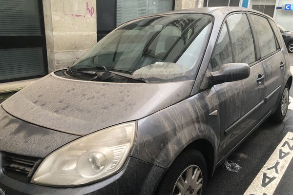 Sable du Sahara sur voiture à Tours