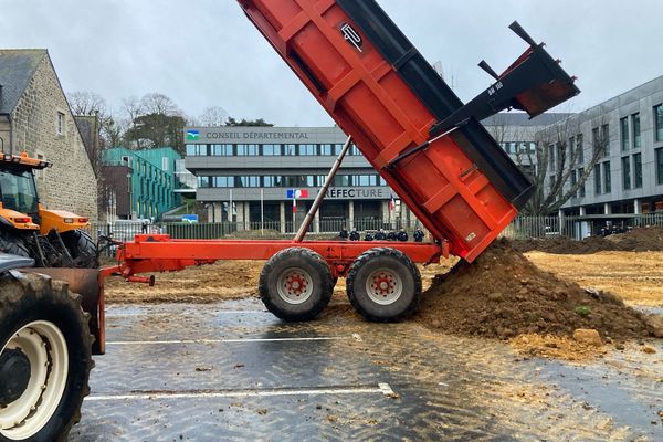 Les agriculteurs en colère implantent une prairie devant la préfecture de Saint-Brieuc