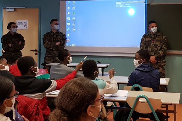 les militaires du RICM lors de leur intervention au collège