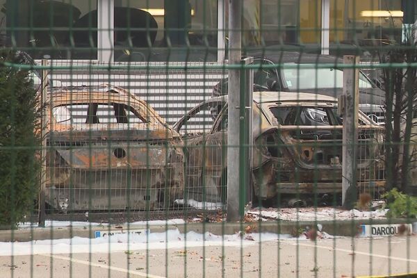 14 véhicules ont brûlé dans la concession Mercedes d'Évreux, dans la nuit du lundi 14 au mardi 15  septembre 2024.