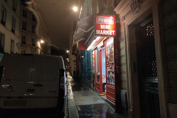 Une épicerie ouverte la nuit dans le 18e arrondissement de la capitale.