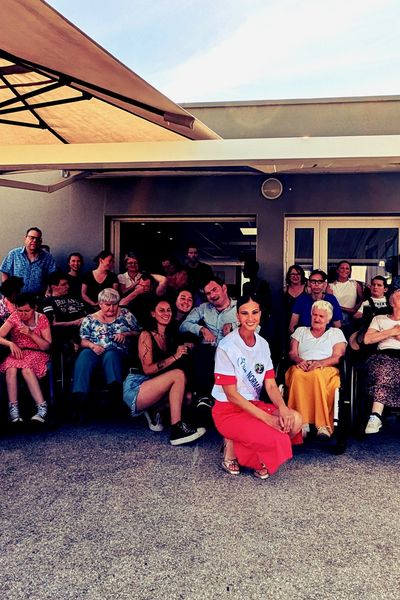 Miss Normandie 2024, Lucile Lecellier, avec les 25 résidents de l'établissement d'accueil médicalisé d'Yquelon