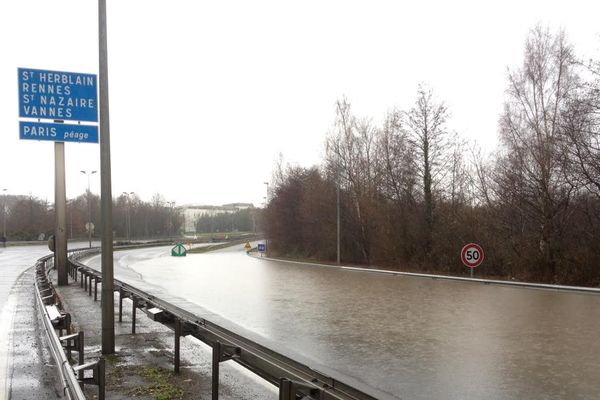 Le périphérique partiellement inondé en ce jour de Noël.