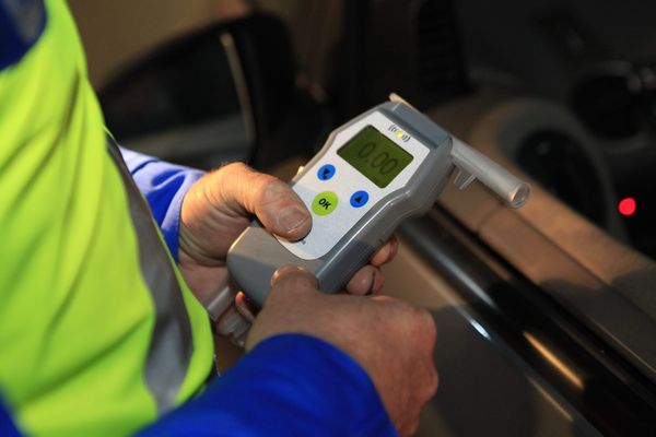 Le policier, qui n'était pas en service, était ivre au volant de sa Volkswagen Golf.