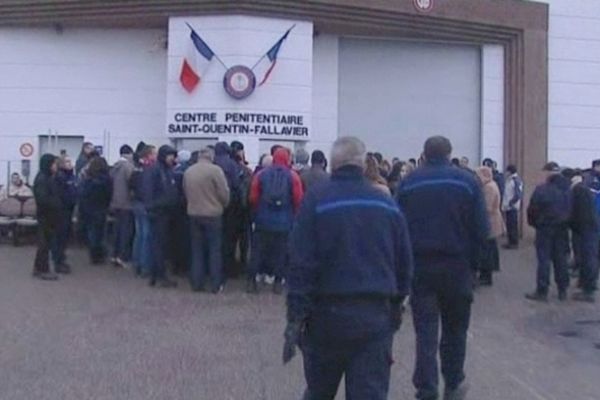 Un peu plus d'une soixantaine d'employés du centre pénitentiaire ont bloqué l'entrée de la prison